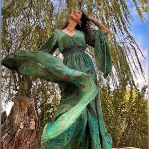 Bell Sleeve Bohemian Paisley Maxi Dress: 70% silk, one size fits Xs to large